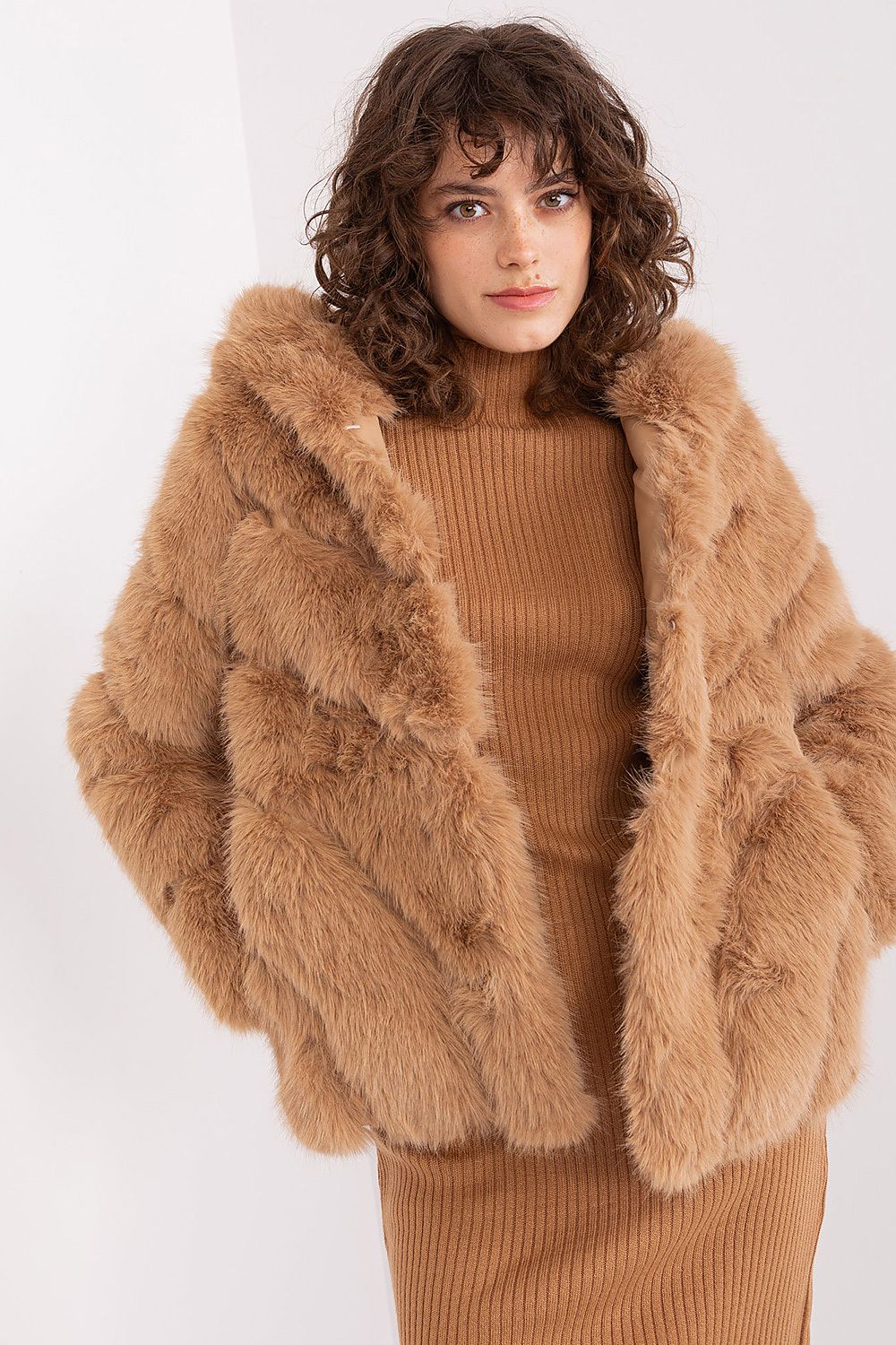   Kurtka Damska Model AT-KR-2386.00P Camel - AT 