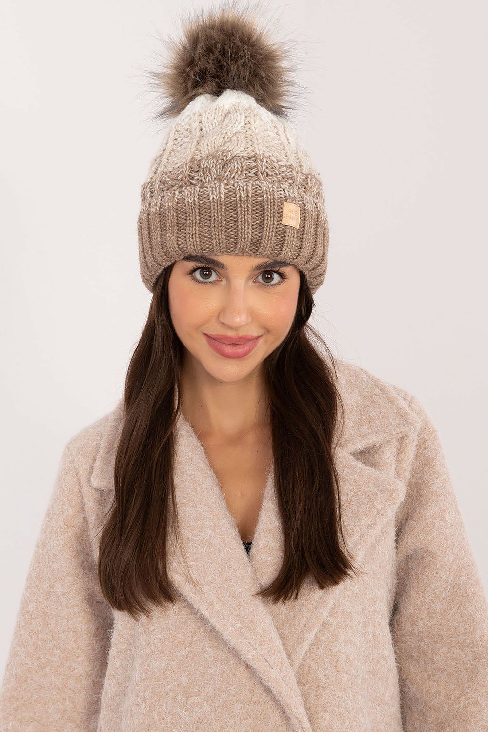   Czapka Model JK-CZ-52.17 Dark Beige - Rue Paris 