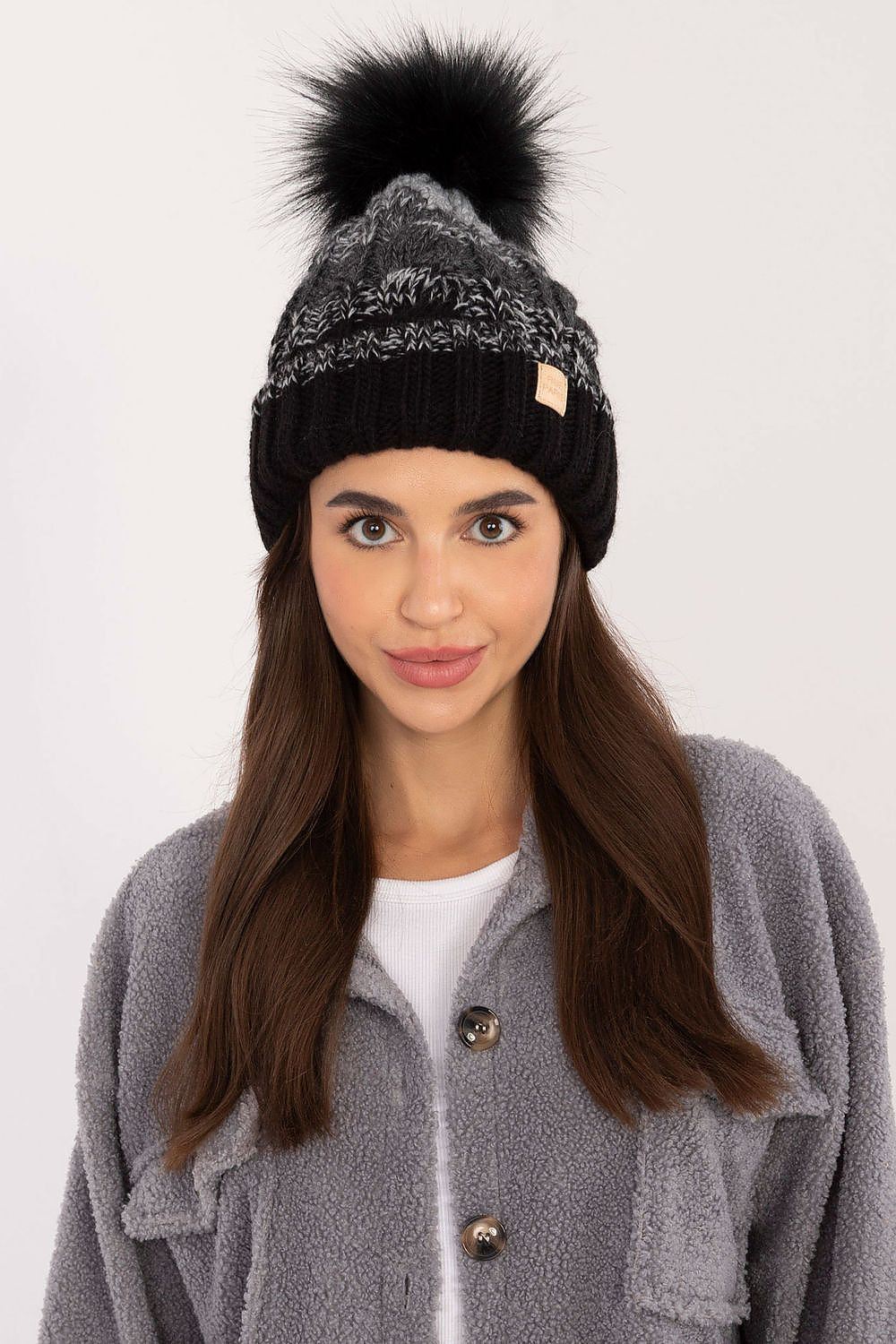   Czapka Model JK-CZ-52.17 Black - Rue Paris 