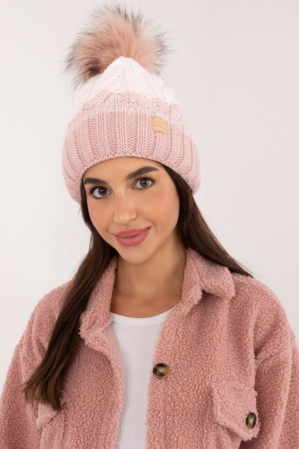   Czapka Model JK-CZ-52.31 Light Pink - Rue Paris 