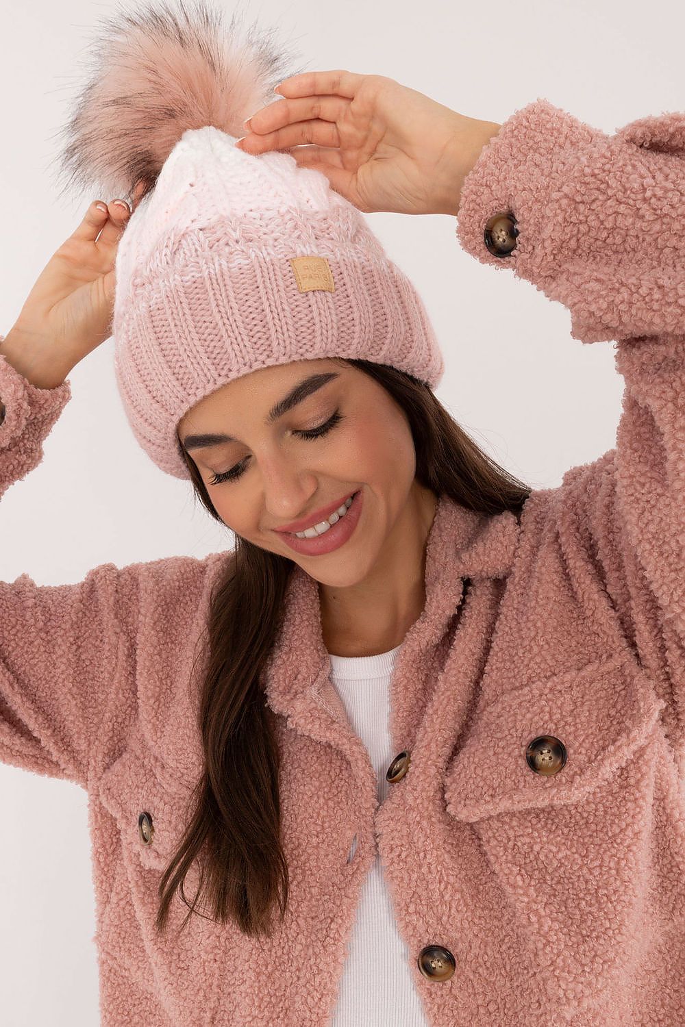   Czapka Model JK-CZ-52.31 Light Pink - Rue Paris 