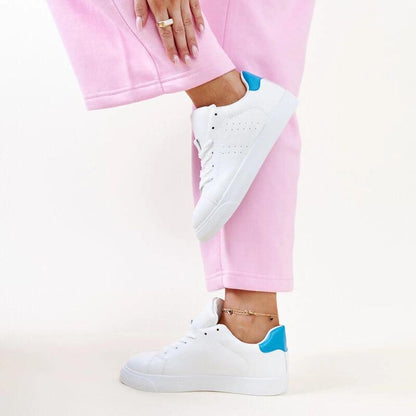   Biało-niebieskie sneakersy Akila - Solea 