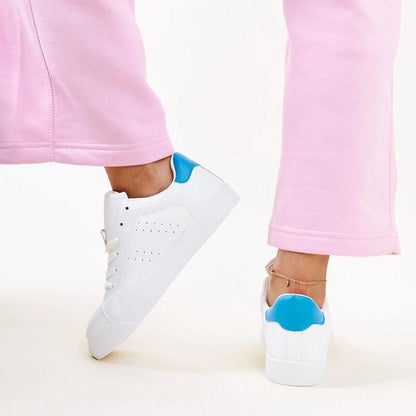   Biało-niebieskie sneakersy Akila - Solea 