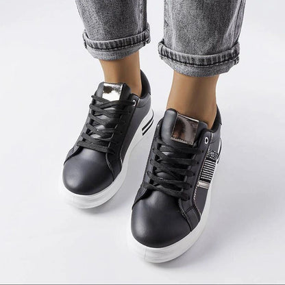   Czarne sneakersy zdobione cyrkoniami Xarles - Solea 