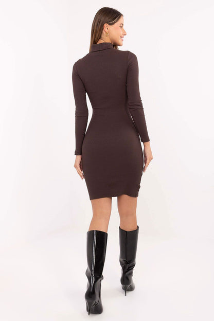  Sukienka Model RV-SK-R5133.07P Dark Brown - Rue Paris 