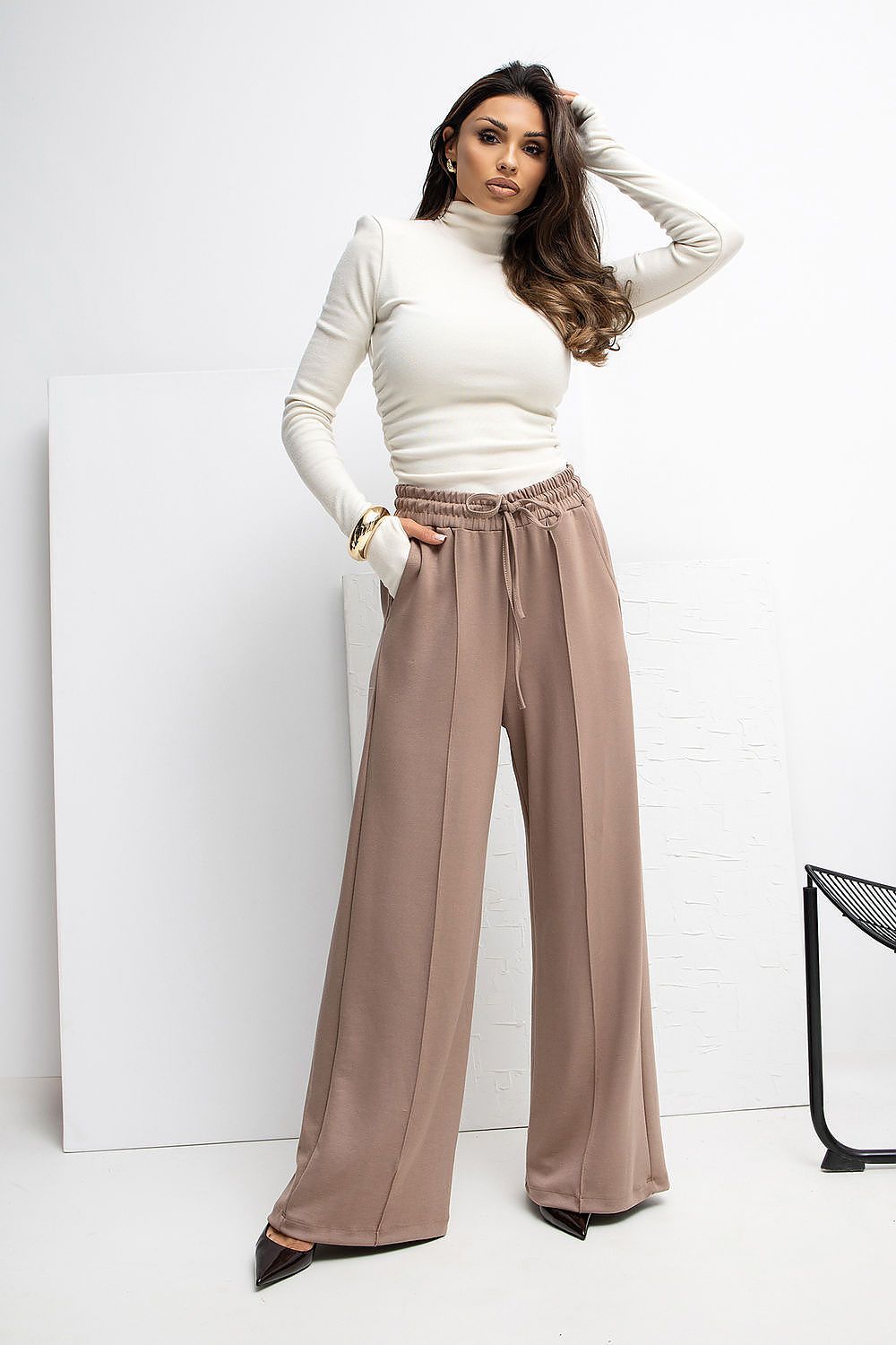  Spodnie Dresowe Model RV-DR-A1061.80 Dark Beige - Rue Paris 