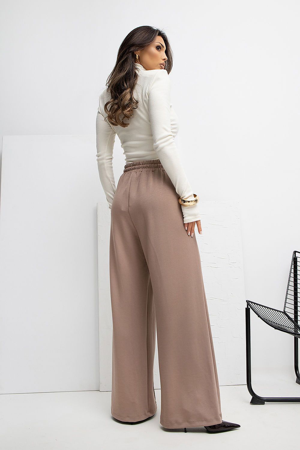  Spodnie Dresowe Model RV-DR-A1061.80 Dark Beige - Rue Paris 