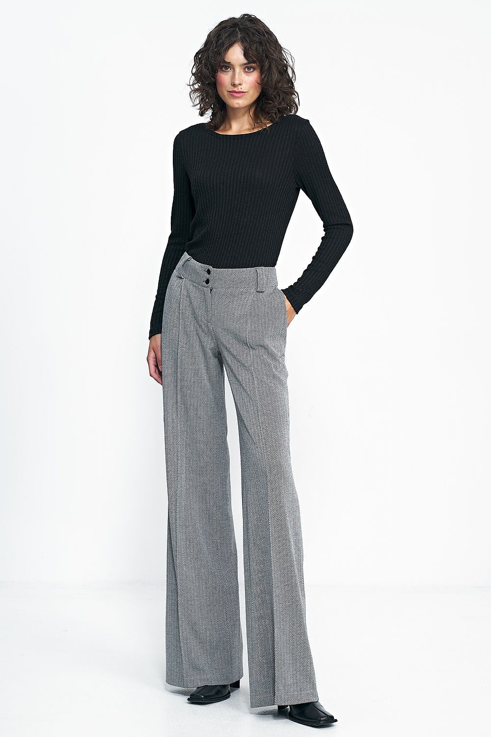   Spodnie wide leg w czarną jodełkę SD82 Black - Nife 